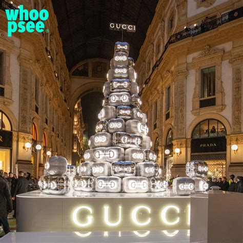 alberi di natale gucci milano|Perché l’albero di Gucci in Galleria a Milano sta  .